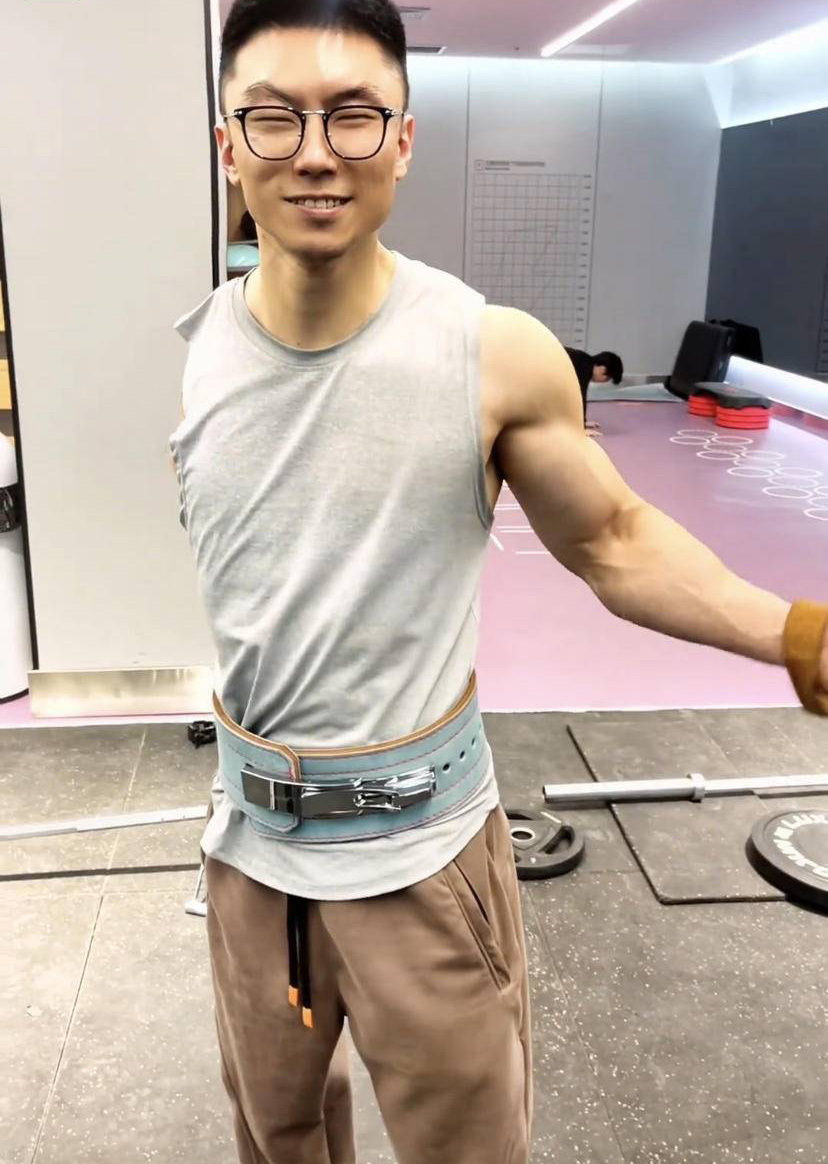 #小伙因车祸失去右臂右腿6年未出门# 面对失去一半的自己，这可是真实的失去一半的