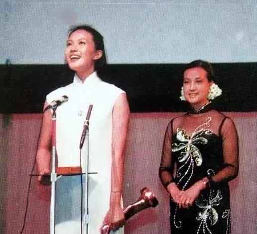 80年代的两位女明星，有人知道吗？端庄秀丽，落落大方，亭亭玉立，风华绝代。
#女
