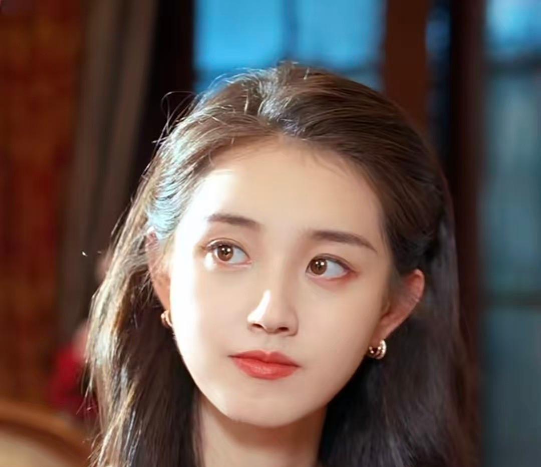 她不是恋爱脑，是没被爱过的人，把影子当了光。
杨庭之走了，她心就停在那年冬天。