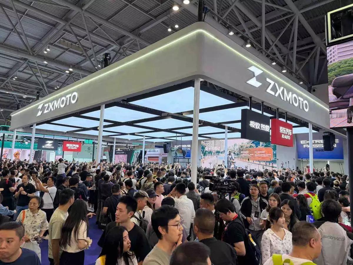 2026中国摩博会期间，张雪机车在N7展馆举行新品发布会，五款车型同台首发，由创