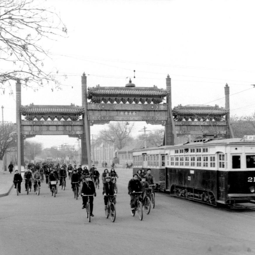 1951 年，北京，上学路上。摄影 吴宝基 ​​​