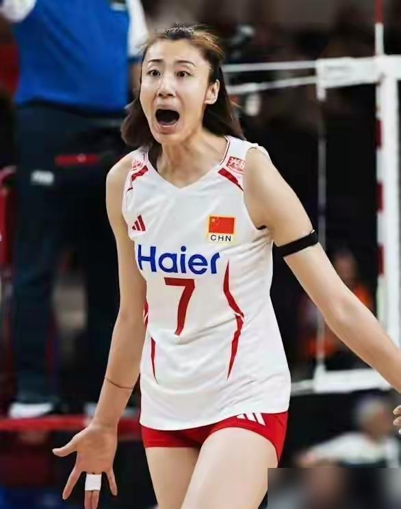 去年，中国女排创下历史最差战绩。
0：3，输给法国队。
被直接拦在家门口，无缘八
