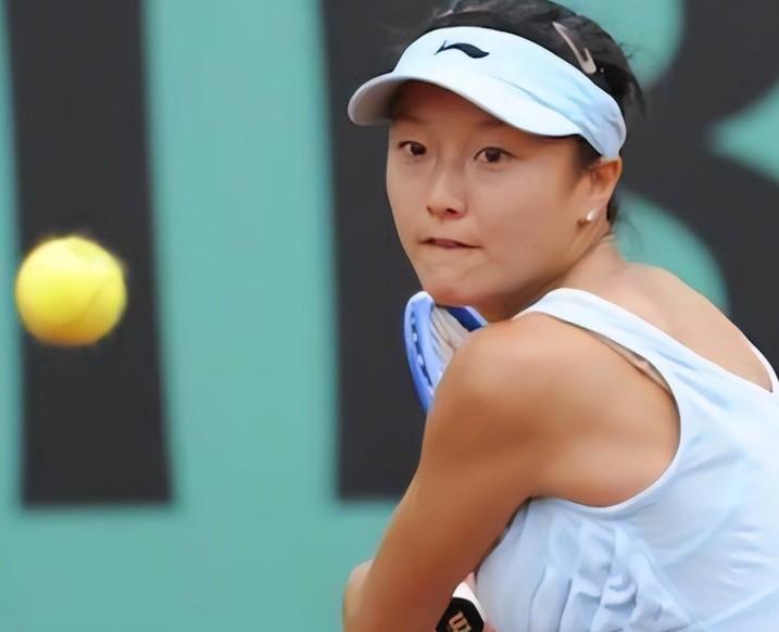 7年连生4娃的现实，终究还是让晏紫走上了和郭晶晶截然相反的道路……
 
晏紫选择