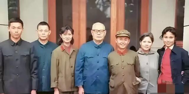 1974年，叶帅与六名子女在北京家中的珍贵合影。与家人合影留念，永恒的回忆。生活