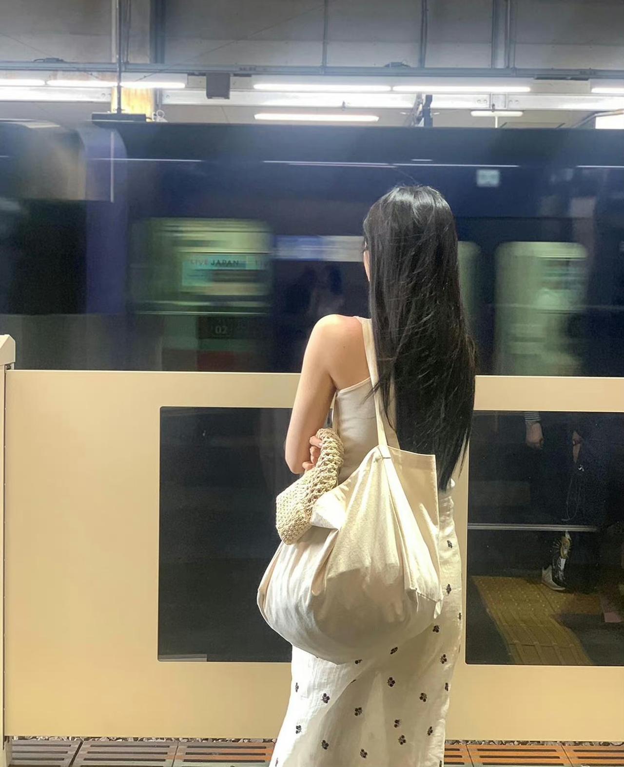 感受到忽略和敷衍的瞬间，分享欲就像被浇了冷水，再多的话都是打扰，不如识趣地闭嘴。
