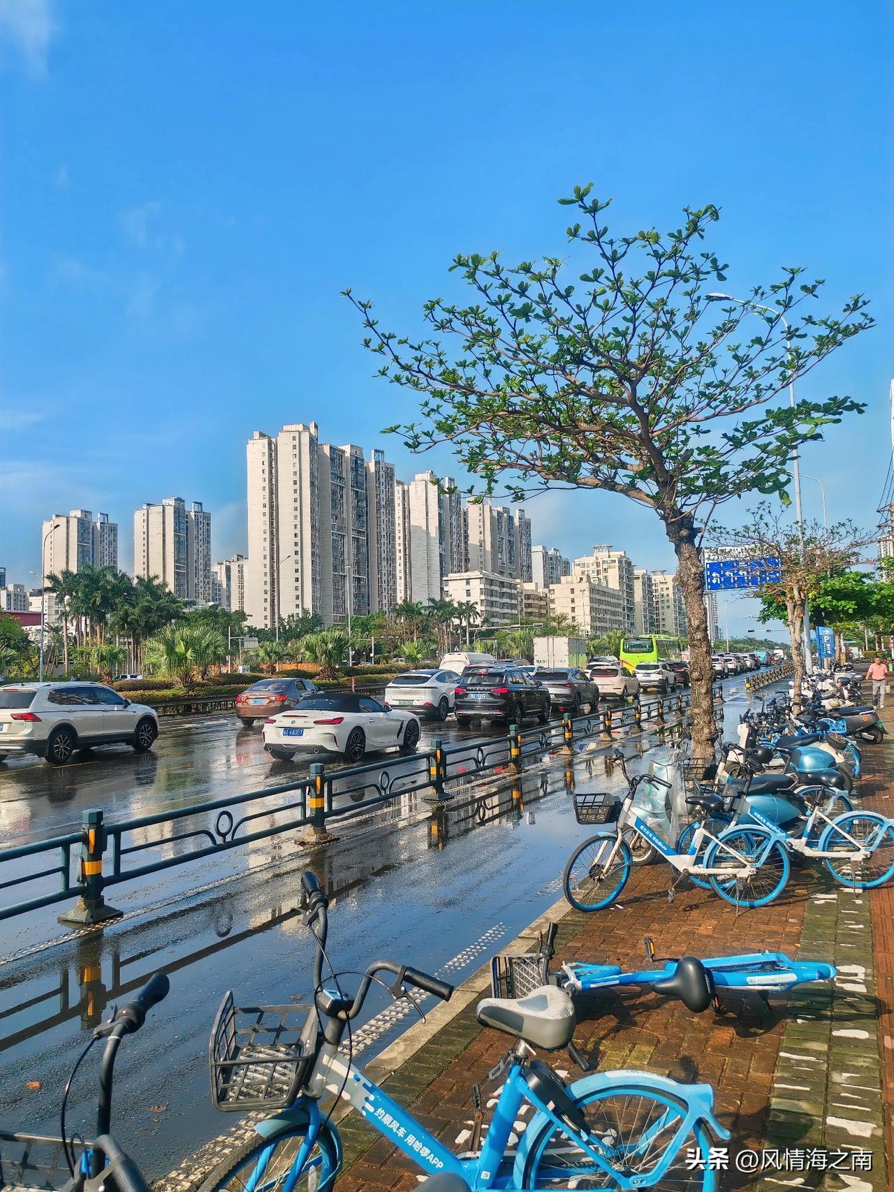 昨晚的雨下的很大吗？半夜听到门外响起沙沙声，看时间是凌晨三点半。看了下外面雨好像