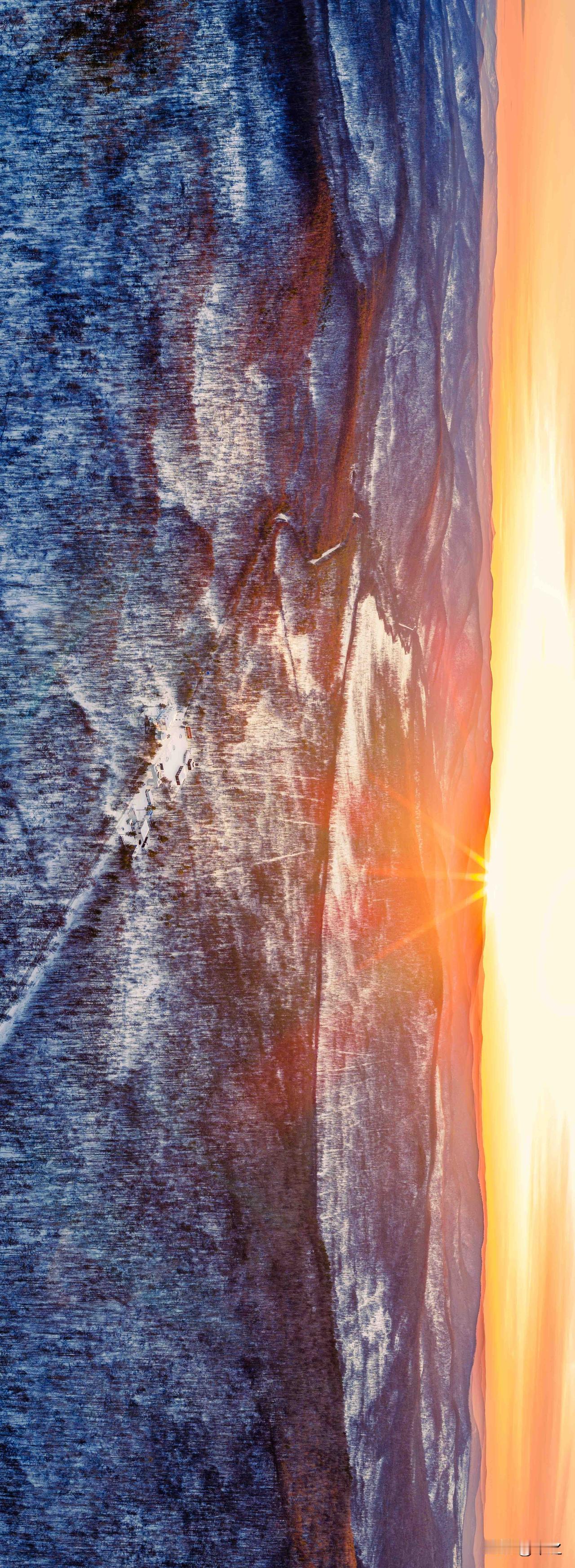 大兴安岭的日落时刻

暮色沿着山脊流淌时，大兴安岭褪去了苍翠的外衣，披上了靛蓝的