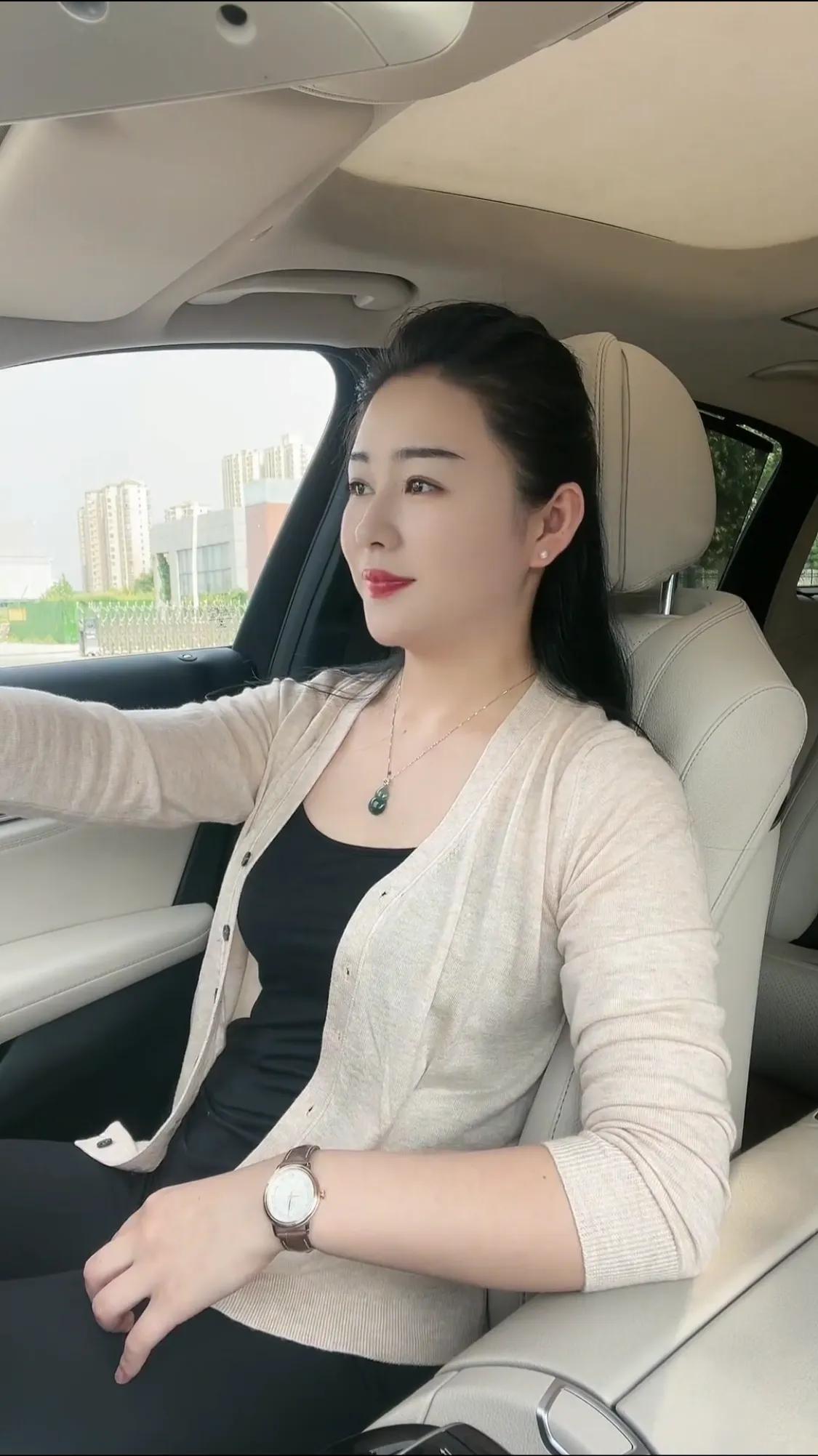 练车的教练跟我说，你以后要是拿了驾照，如果家里条件允许的话，最好买条路。
我一脸