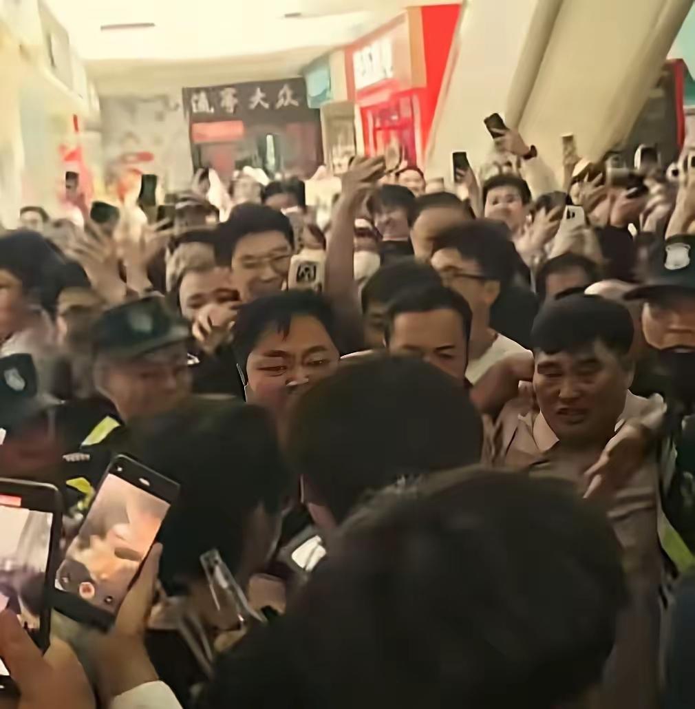 就连大衣哥都没有想到吧，自己参加了一次音乐节，却把自己火了，再次翻红，这个五一对