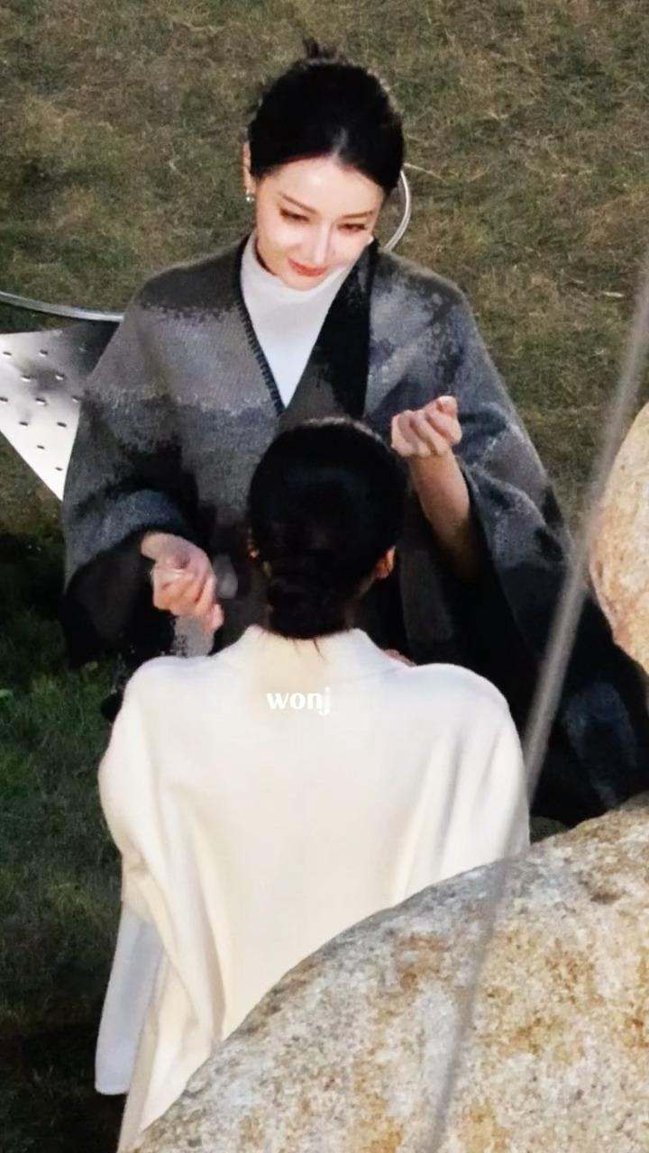 迪丽热巴《虽然不能同时拥有一切》卫蓝路透，这表情病娇恶女味拉满了！！