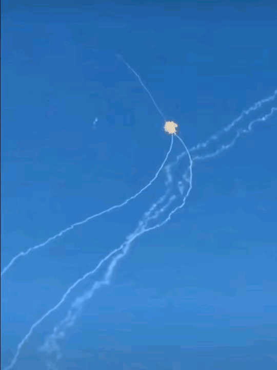 马克龙致电哈梅内伊：
停止战争，你想要什么都可以......
他告诉哈梅内伊："