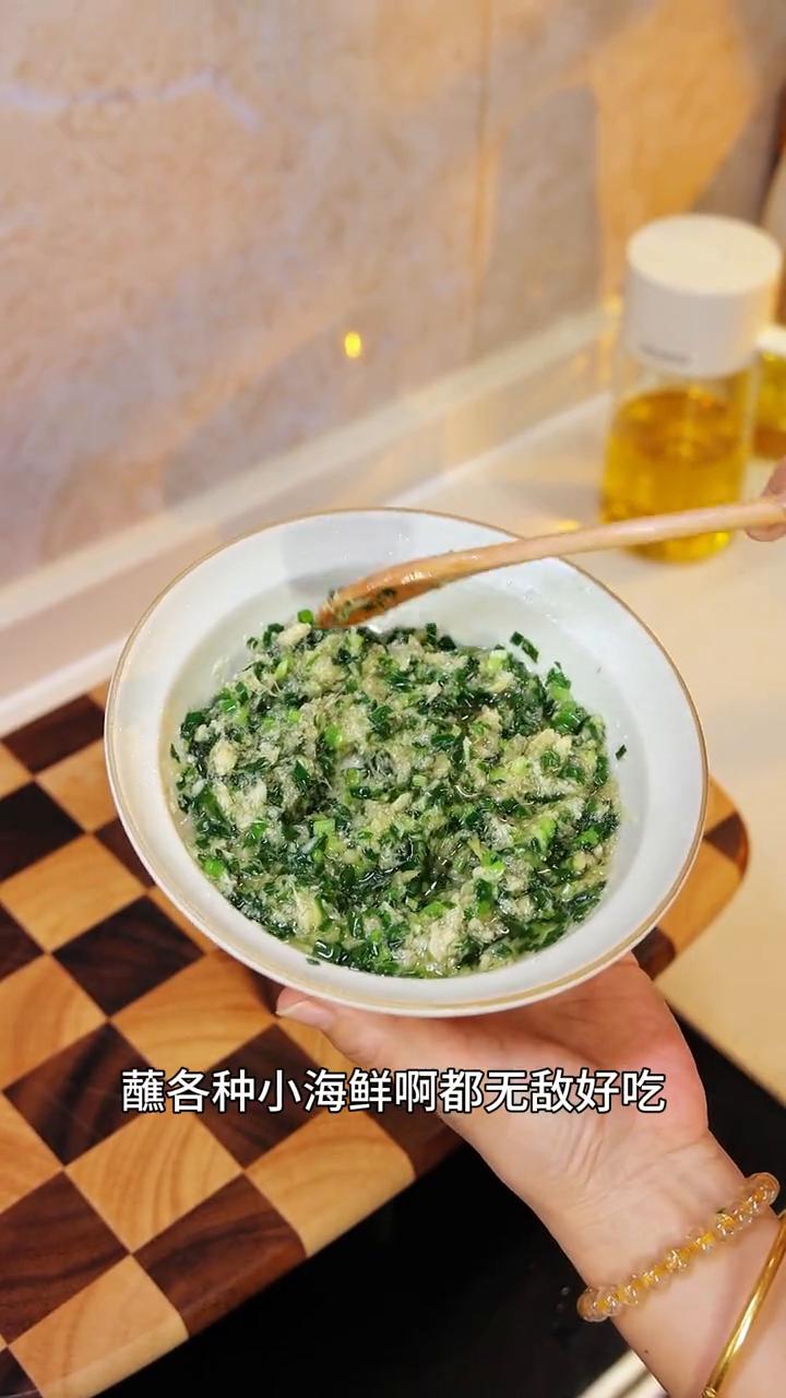 煲仔姜葱鸡饭。
今天做的这一锅煲仔鸡饭味道绝了，鸡肉有姜葱的香味，米饭还包裹着鸡