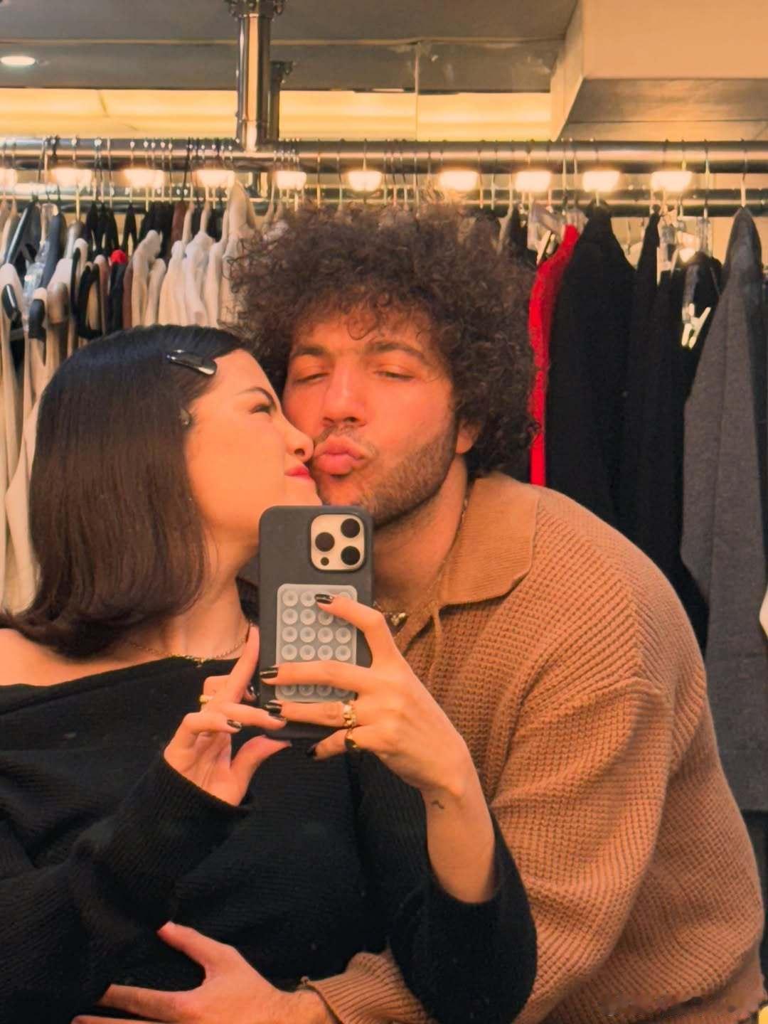 Selena Gomez赛琳娜戈麦斯晒和老公Benny blanco的亲密私照解