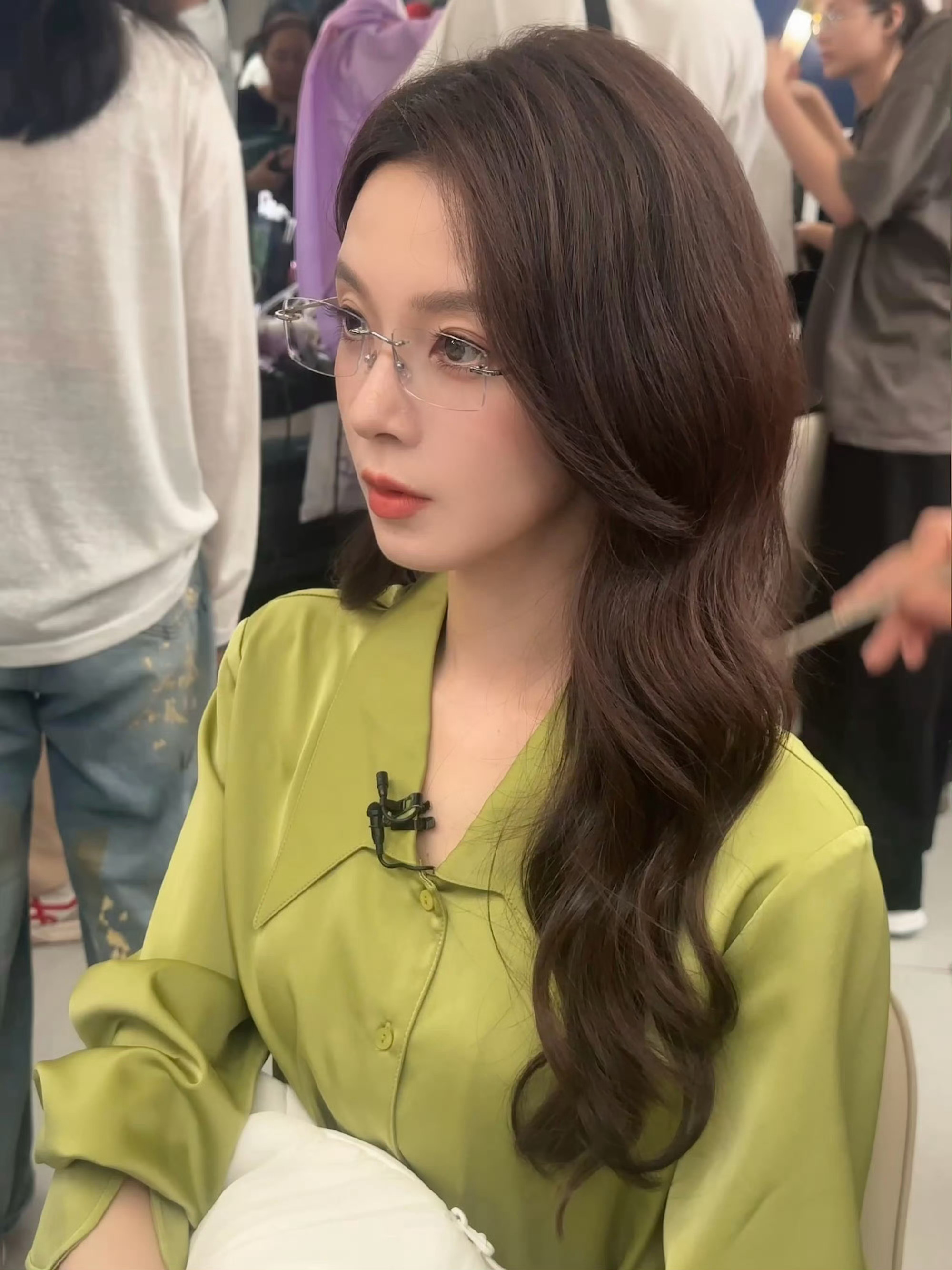 陈瑶复刻美羊羊表情包陈瑶 瑶妹儿带上无边框眼镜妥妥的萝莉御姐
