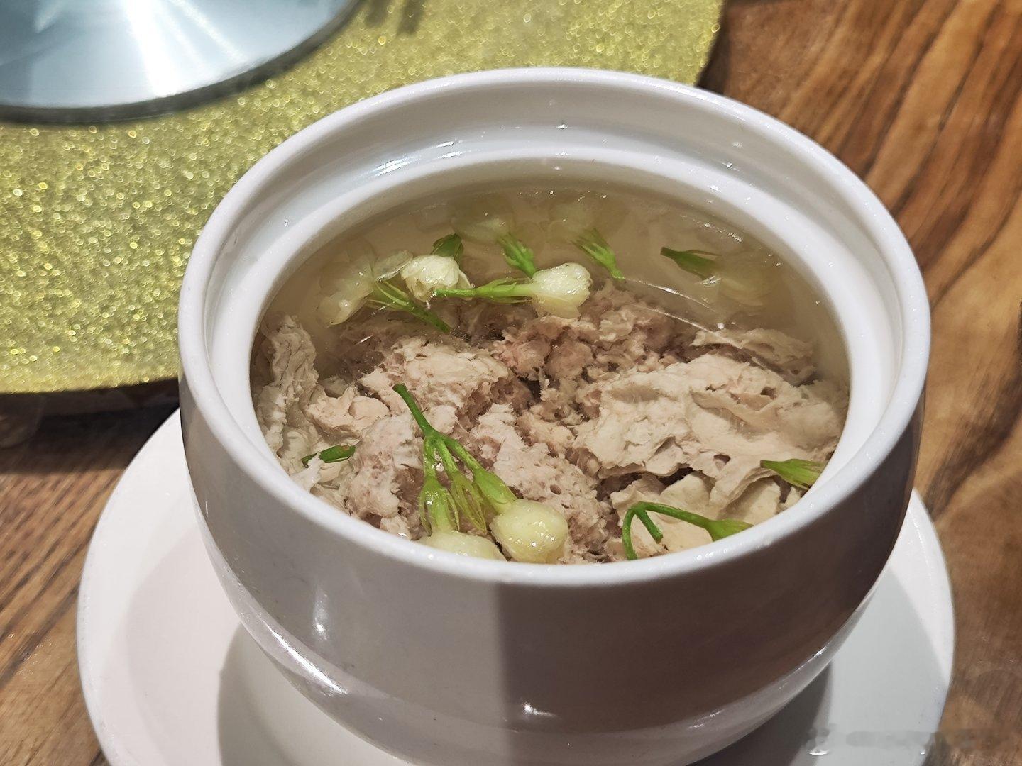 家里大宝贝今年在梅州过生日，酒楼房间都设计成客家围屋的样子，饮世界长寿之乡的水做