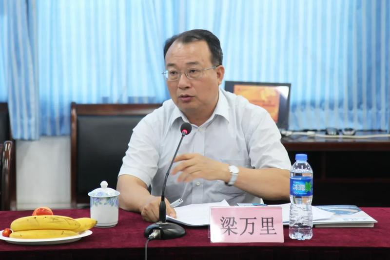 快讯！“十一”长假结束，第一个“落马”的干部竟是71岁的纪委“内鬼”。梁万里起步