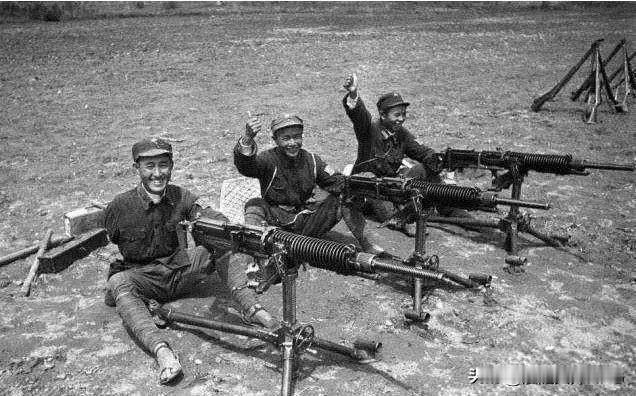 看到过一张美国记者哈里森·福尔曼在延安拍摄的三位八路军将军在几架重机枪前的照片，