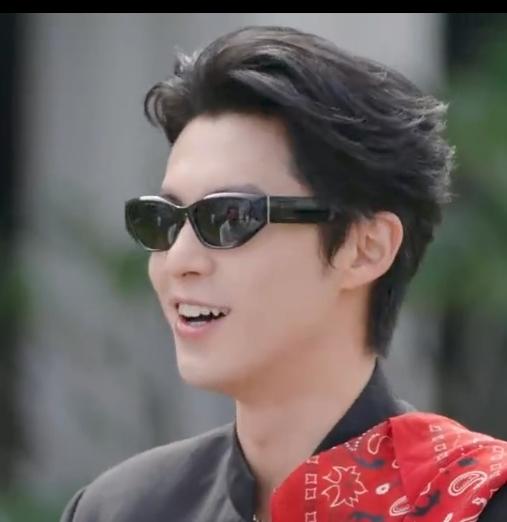 近日，在《亲爱的客栈》节目中，王鹤棣展现出超强时尚表现力，将红色刷碗手套戴出了大