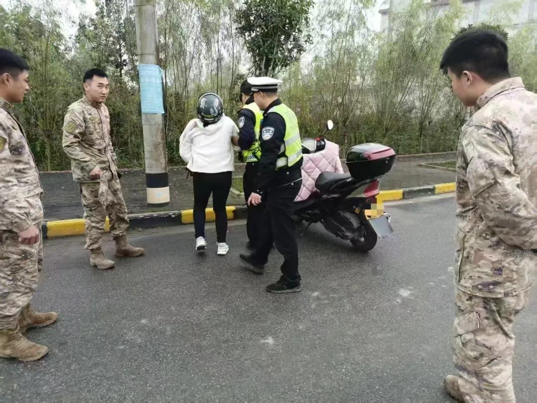 【汉中一女子骑电动车犯低血糖晕倒被救】11月4日上午，城固大队陕飞中队执勤民警在