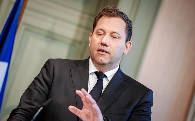 德国财长拜尔说了两句狠话，第一句是“我们不要中国垃圾！”第二句是：“德国决不当傻