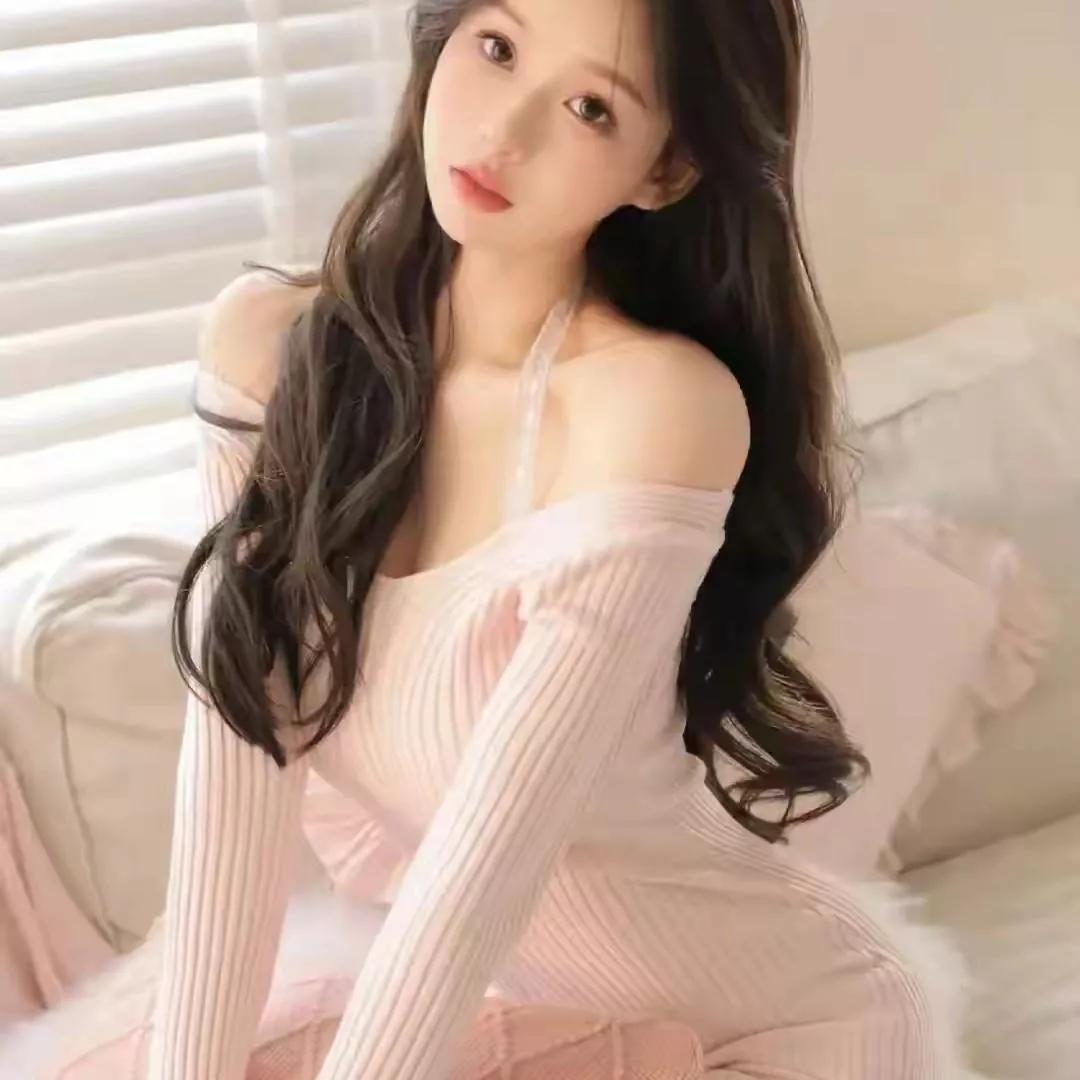 温柔甜美的居家少女，粉色睡衣搭配慵懒氛围，轻松自在。温柔少女睡衣 甜系少女睡衣 