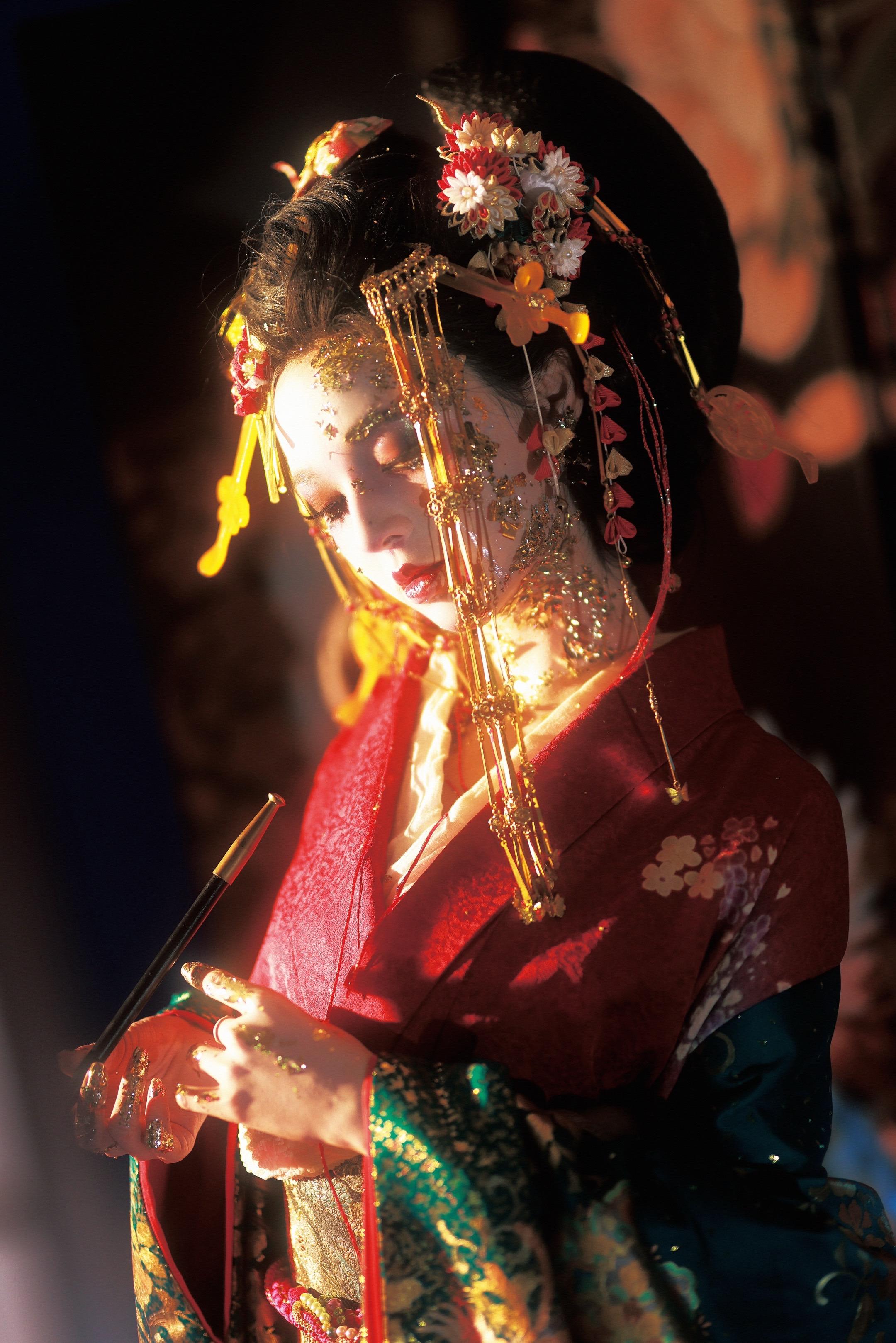 “踏进这间铺子开始，换不换可就由不得你了。“想要用你的灵魂换什么愿望呢？”