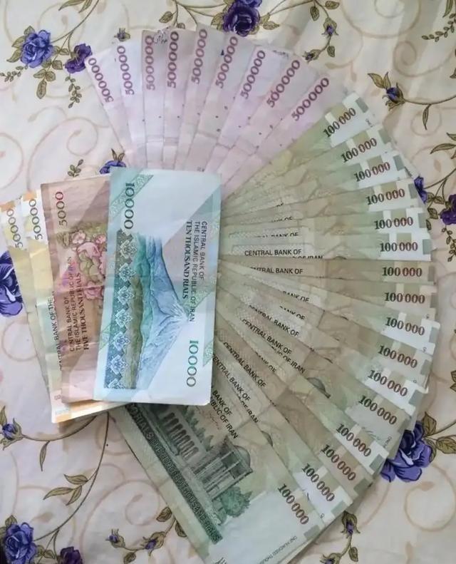 人民币在升值，而伊朗里亚尔在贬值，伊朗的很多日用品都是进口中国的，进口价格暴增，