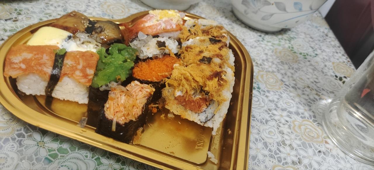 分享一张随手一拍的照片好吃的呀寿司，鳗鱼味肉松鱼子酱太吃啦！