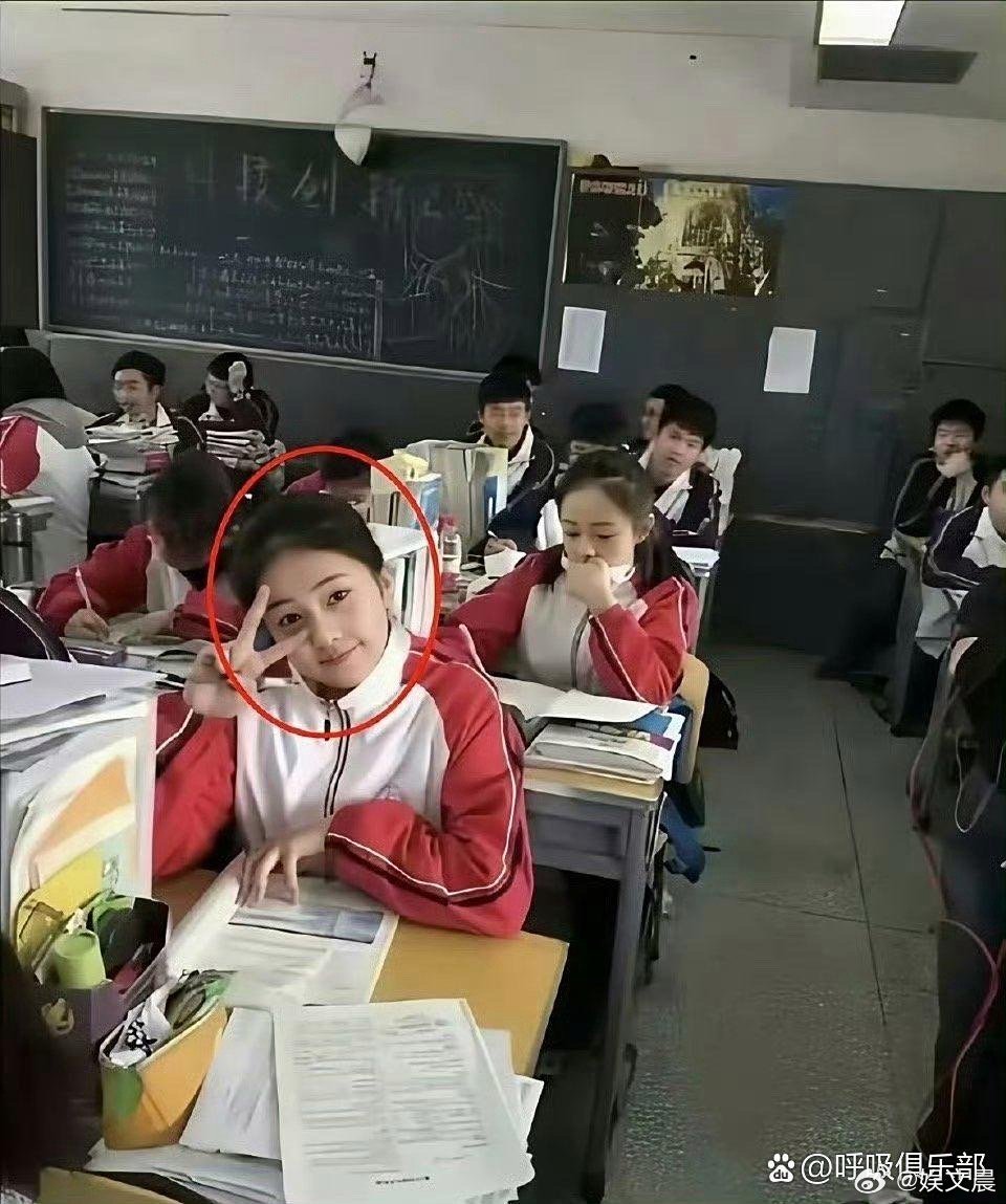 白鹿初中时期的照片，那会儿还很青涩 ​​​