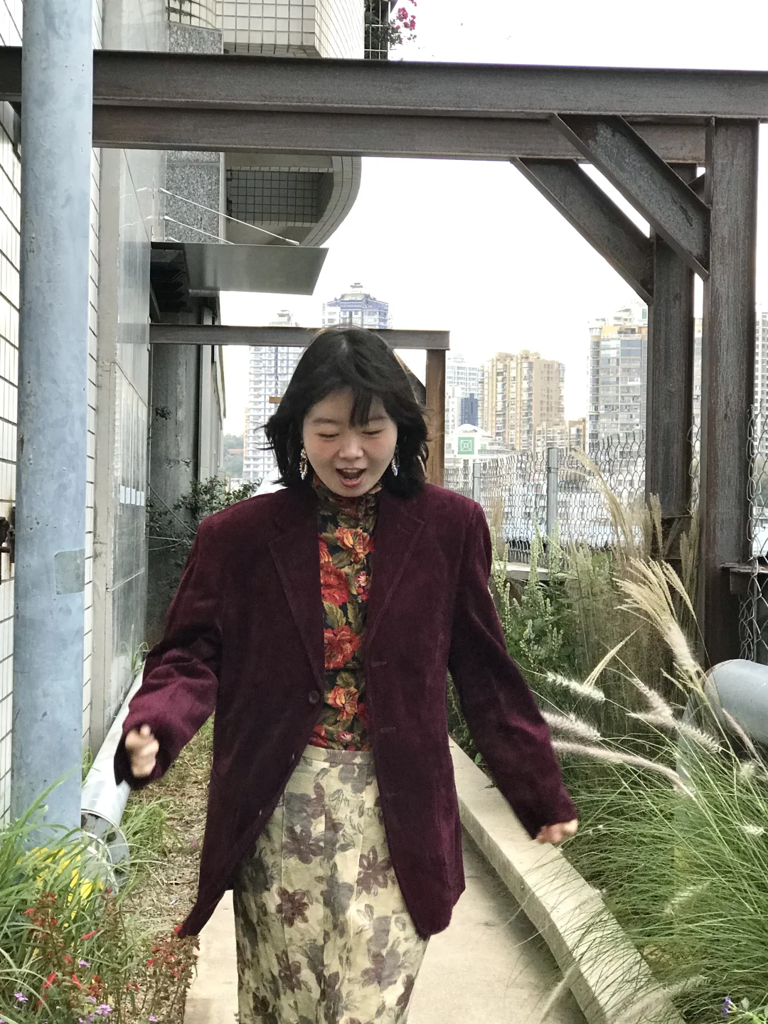 黯淡的脸但花花的衣