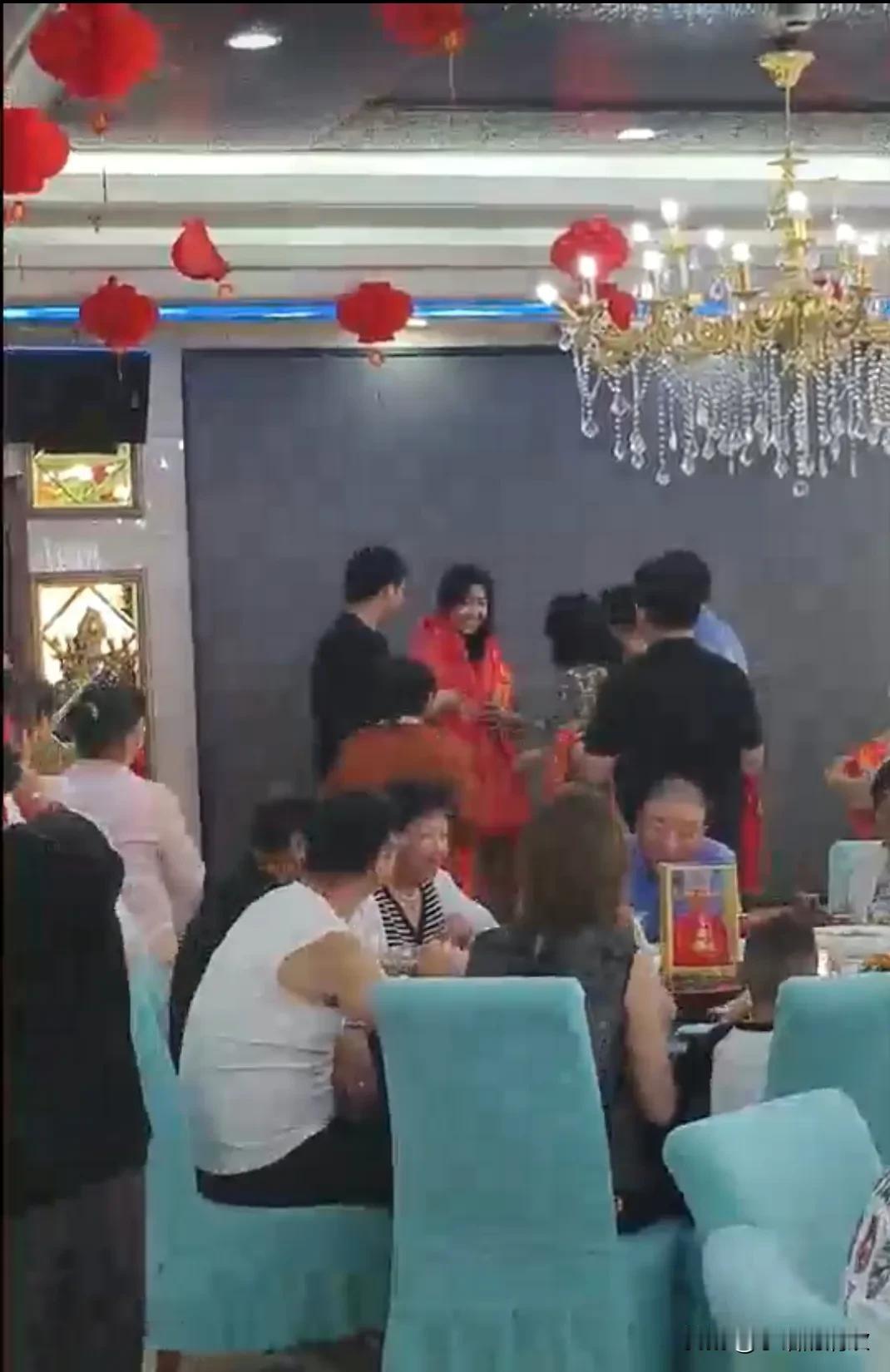 看了女儿拍回同学的升学宴，我觉得我好像欠了女儿一个仪式感。

之前没参加过升学宴