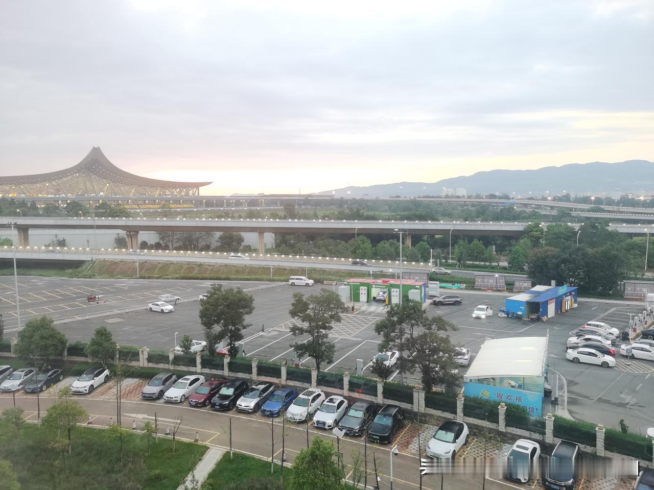 从劳动权益来看，由于工作的间歇性，他们很难与用人单位签订长期稳定的劳动合同，一旦
