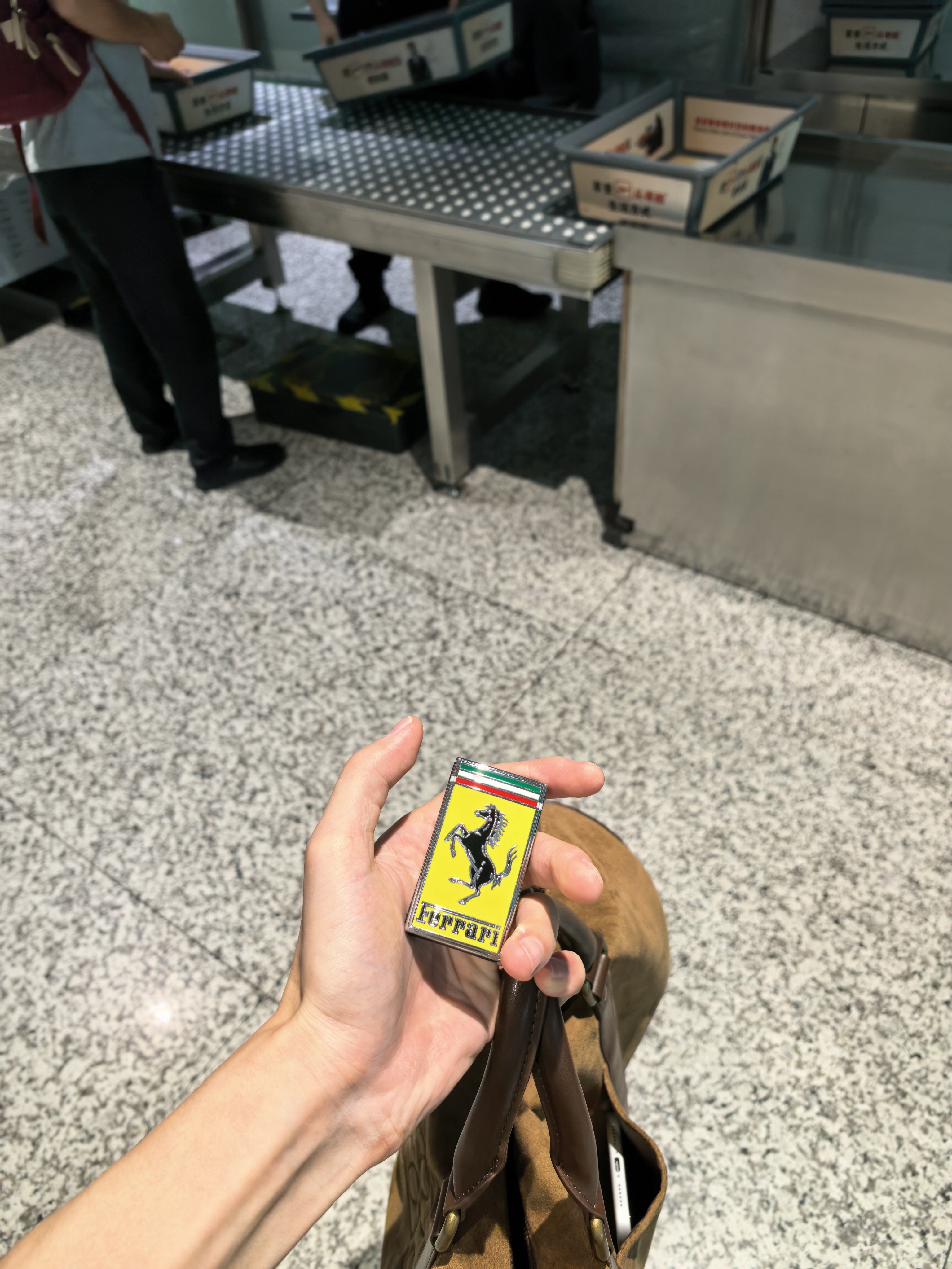 早上赶飞机，出小区的时候发现尚界Z7T录入的车牌号过期了出不了小区！我一看快赶不