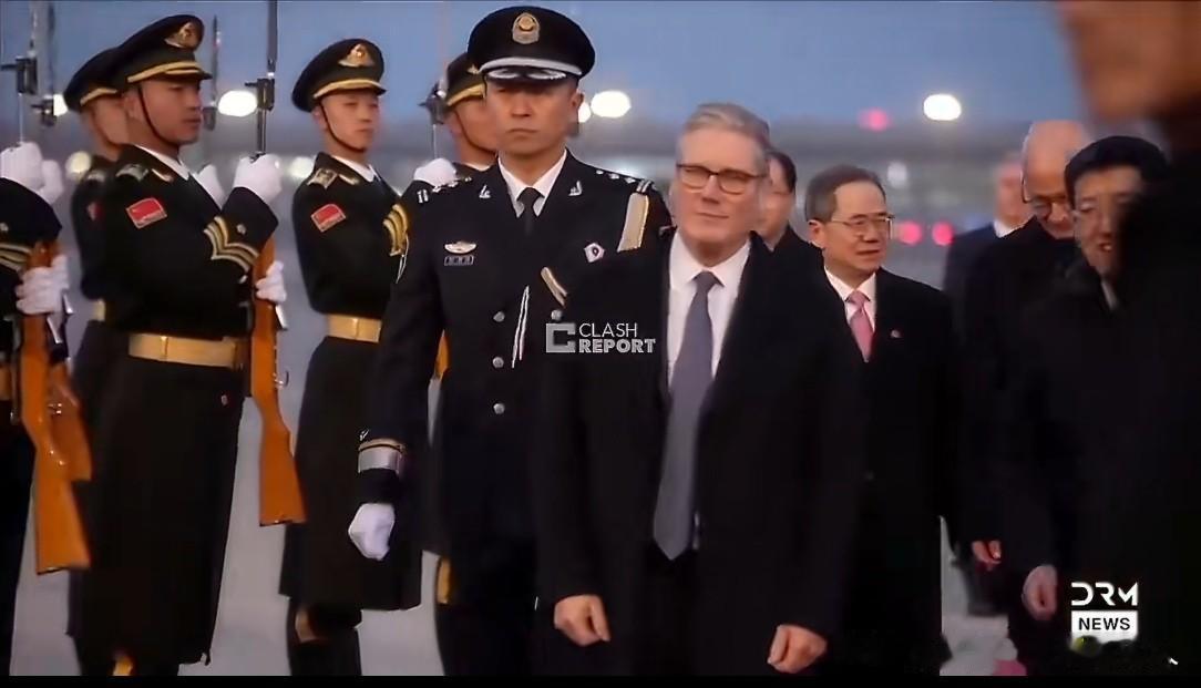 这英相斯塔默看上去，为什么感觉他好像很……畏缩？ 这到中国来访问，有这么可怕吗？