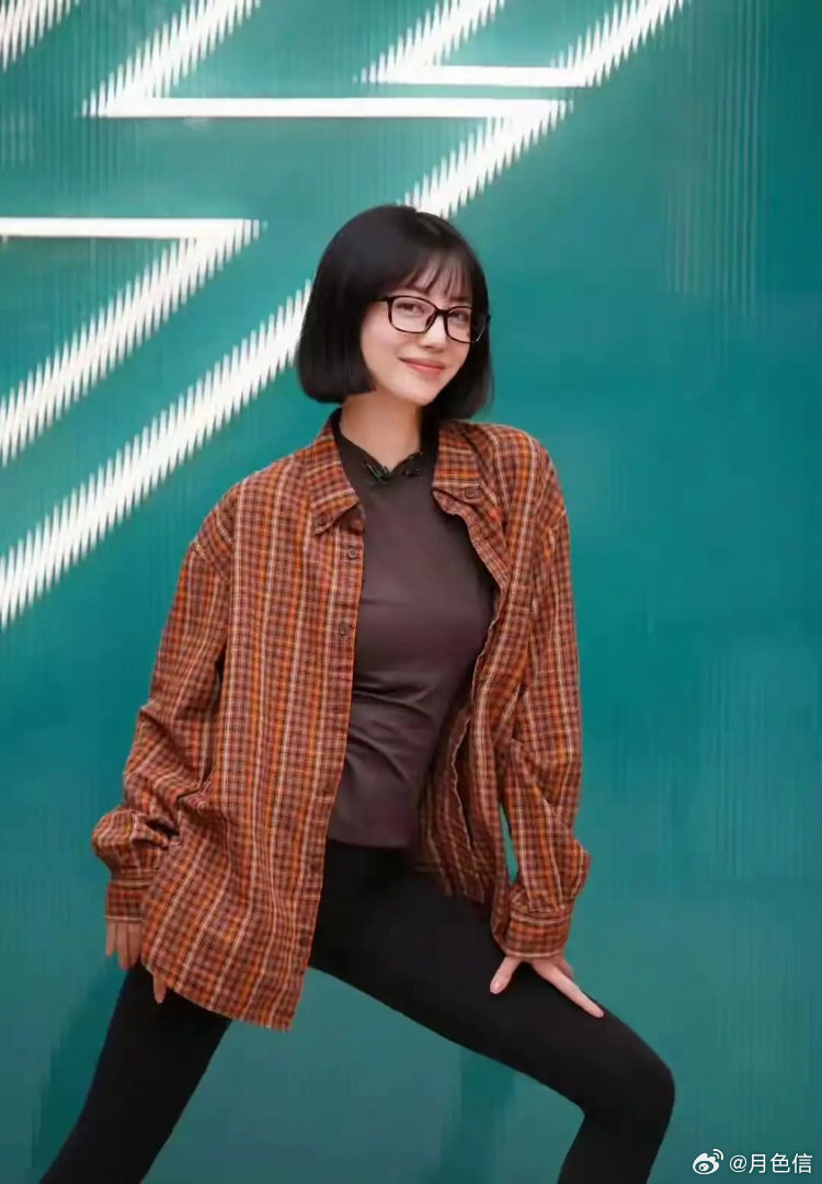 李溪芮这双腿，简直是老天追着喂饭吃的艺术品！ ​​​