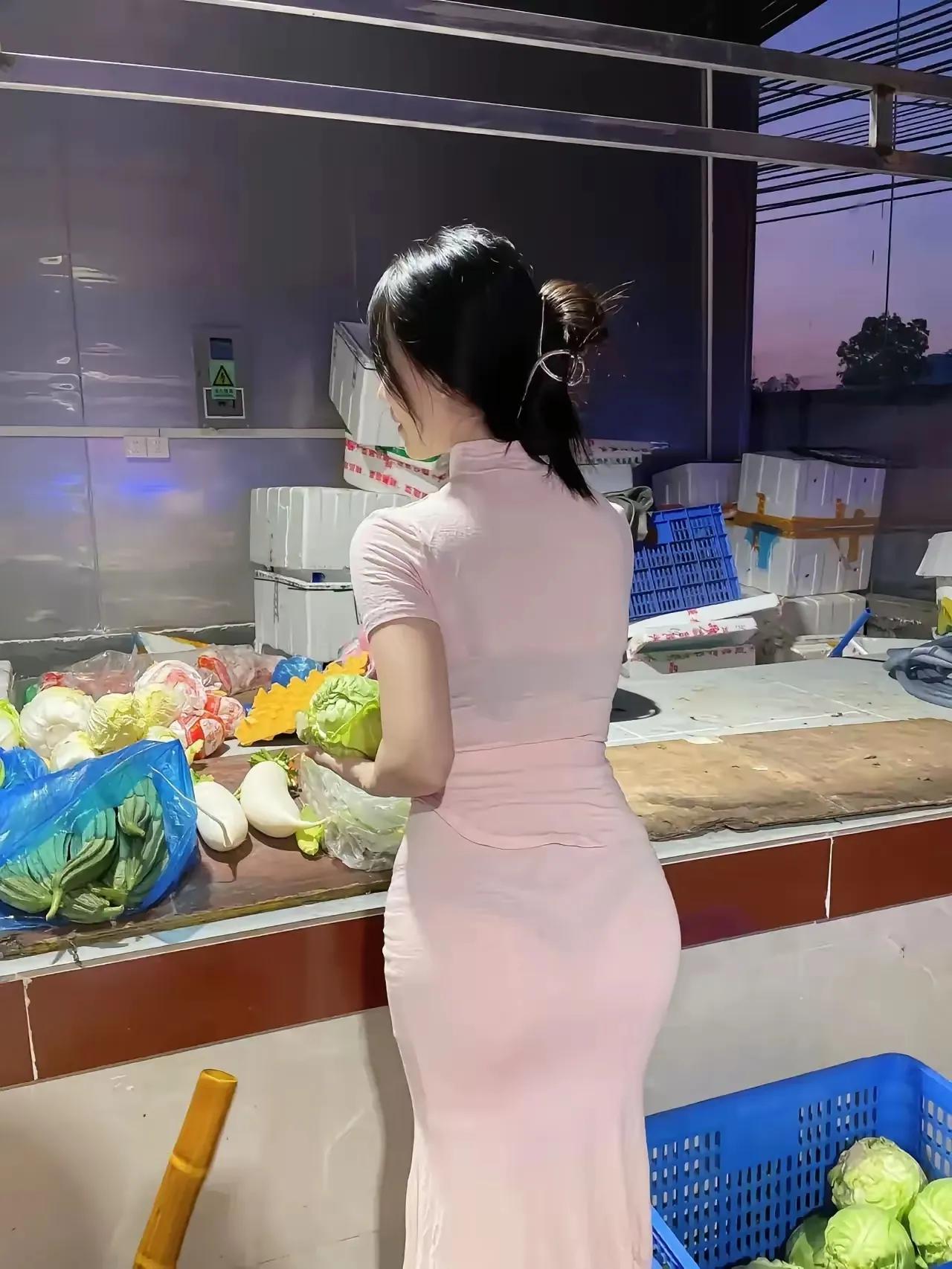 老板娘，你家菜很新鲜啊，多少钱#老板娘比我还馋# #买个菜也这样# #自从做了老