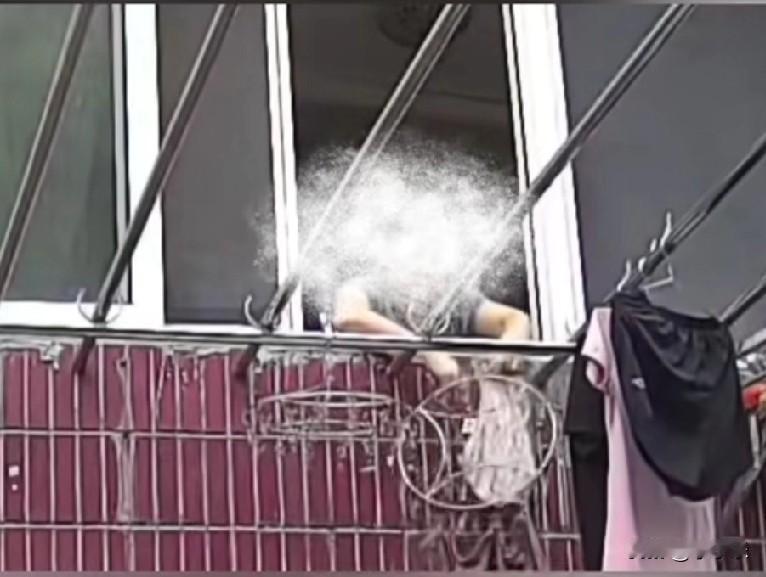 上海一户二楼的邻居直接在窗外拧干水，一楼的住户苦不堪言。一楼邻居称，自己家楼后有