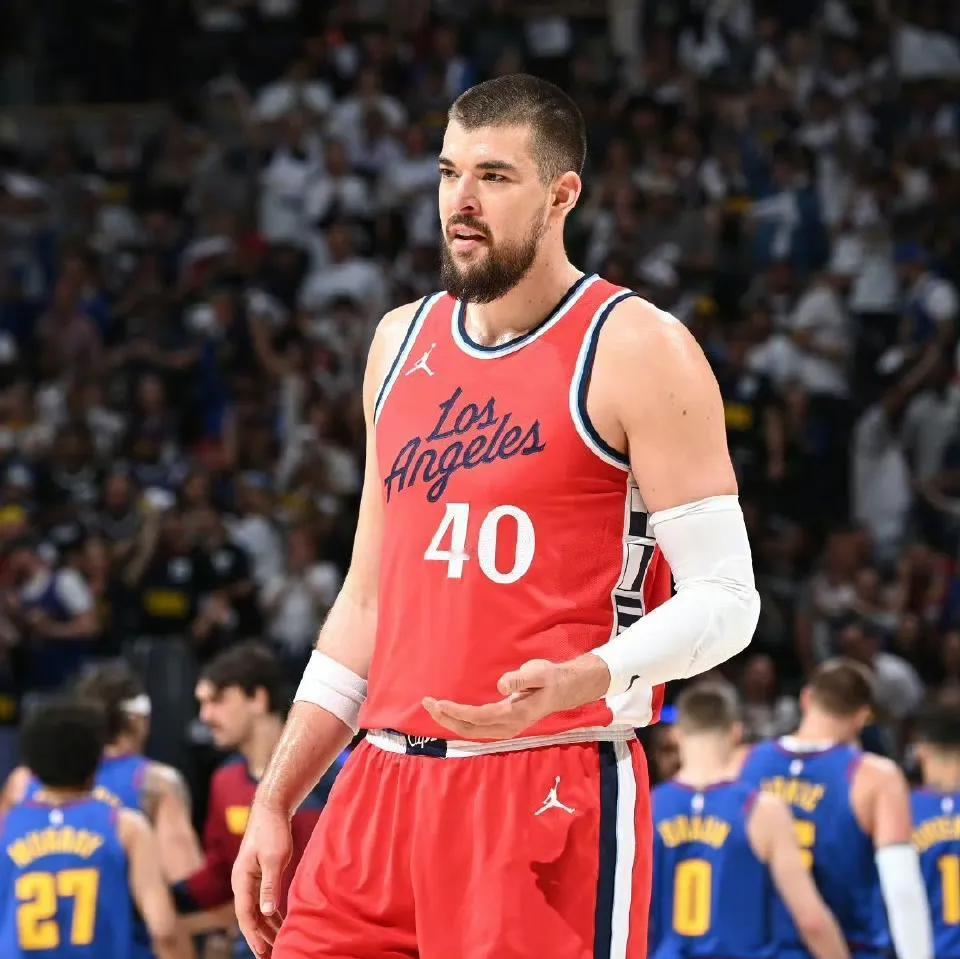 合同对得起，但场上表现下降了
祖巴茨本赛季的数据：场均15.9分11.6篮板，命