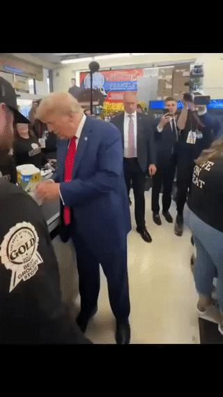 不管是不是在作秀？
美国总统特朗普是一个不会伪装，非常真实的人。
他有什么说什么