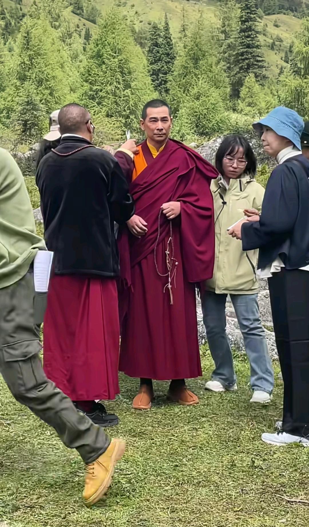 赵文卓在四川四姑娘山双桥沟穿上红色袈裟，他不是出家了，而是在拍新剧。

这两天，