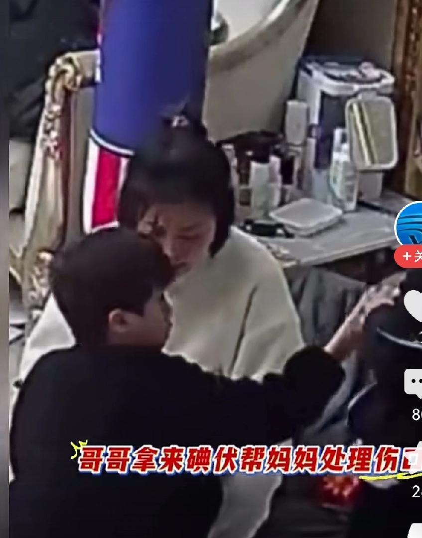 看了一个视频很感动，做母亲的在外头骑车摔倒了，然后回家开始哭了，两个儿子，一个忙