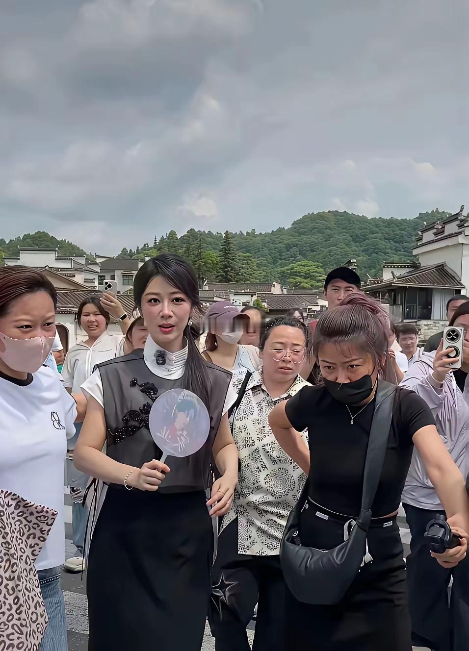 瘦的，快认不出是谁来了 