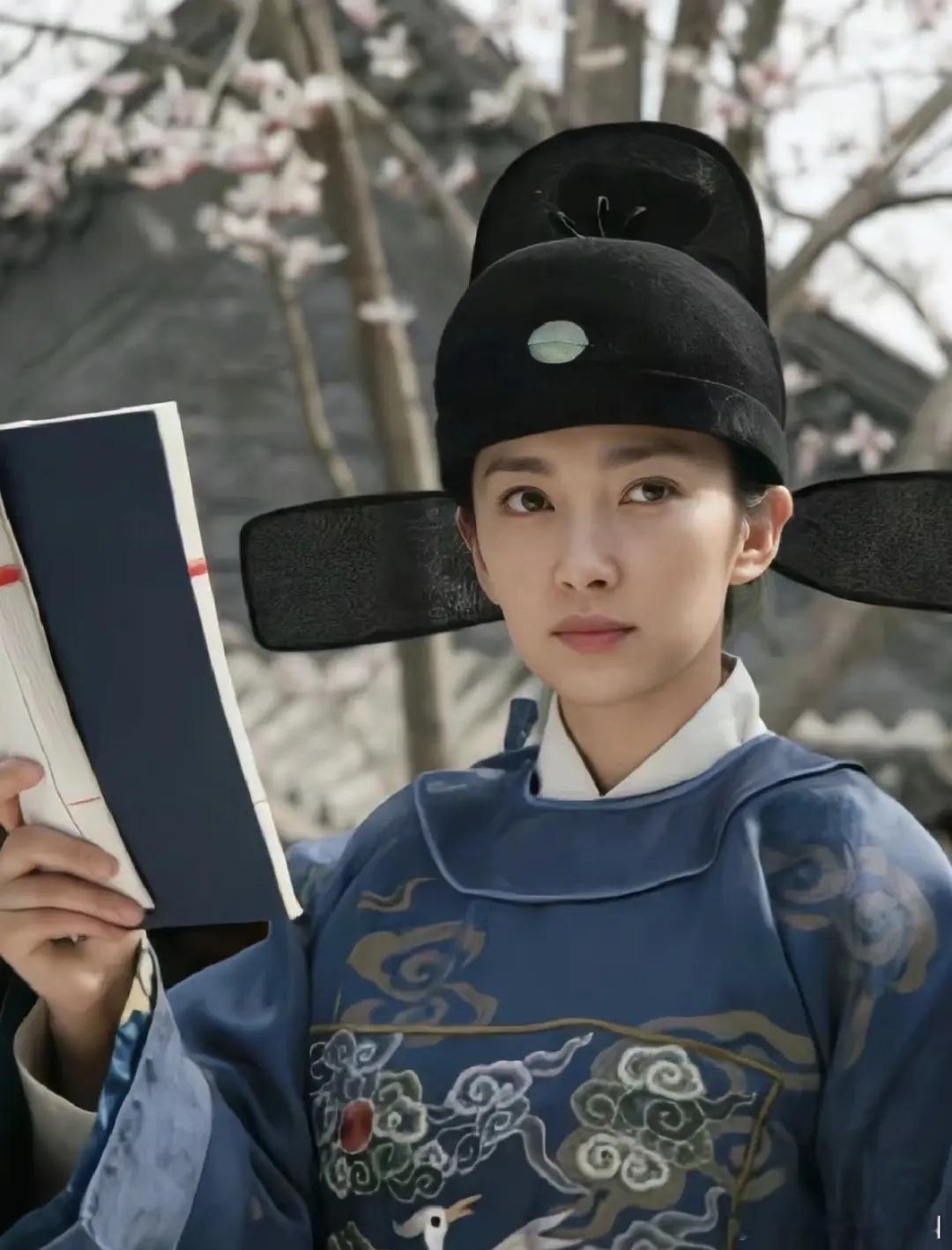 女扮男装很权威的李冰冰 