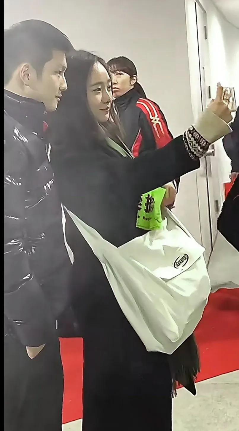 这待遇这辈子都不会有
多可爱的宝贝东宝[赞]
能与樊振东合影，不是一般人
＜幸福