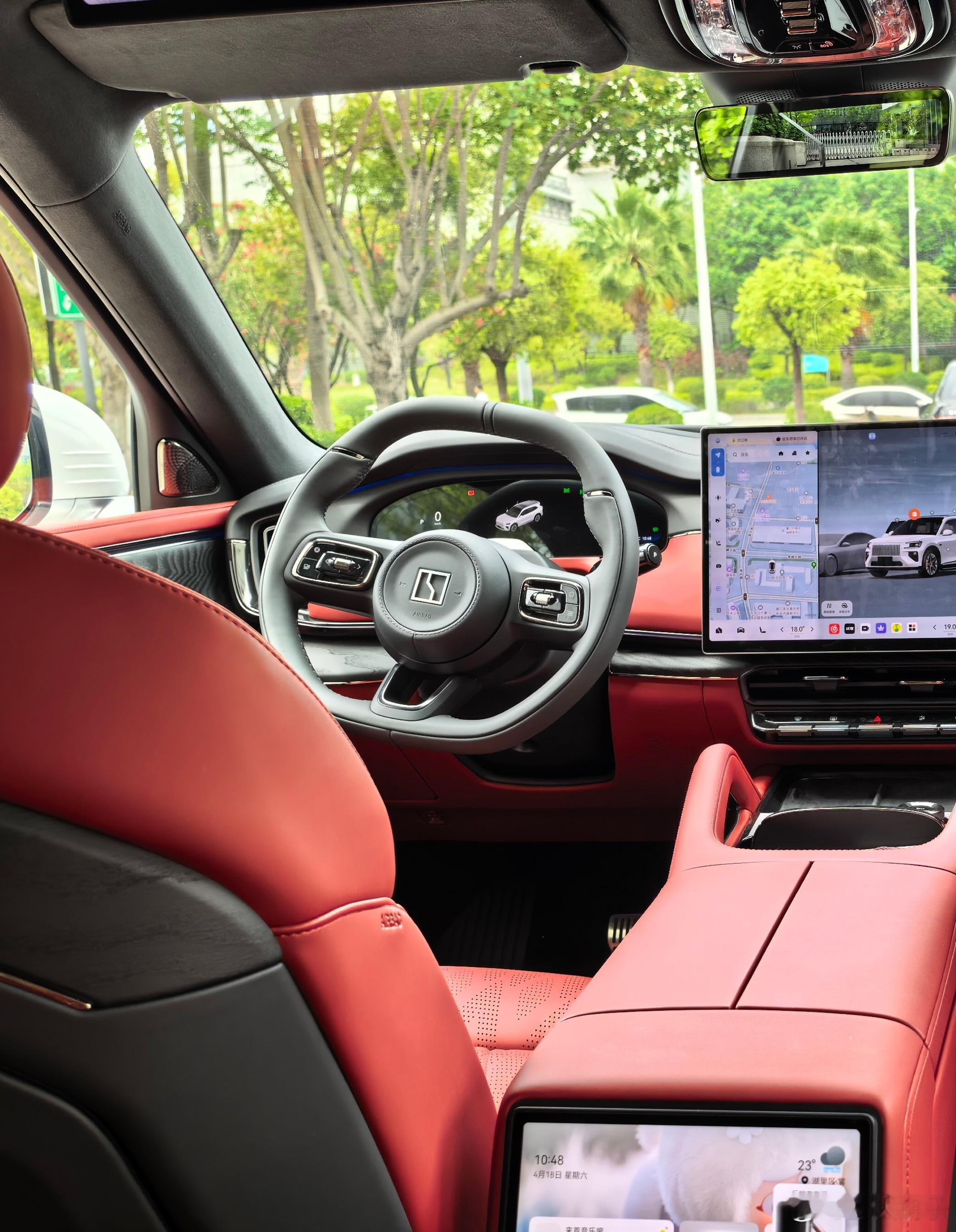 极氪这个黑红内饰看着真可以，这次我选红内饰，这是继009的黑内饰，紫内饰，还有9
