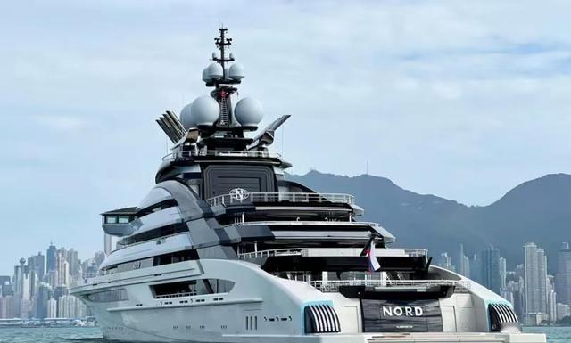 俄罗斯 超级寡头的5亿美元游艇，直接从 霍尔木兹海峡 ，连续通过 伊朗革命卫队 