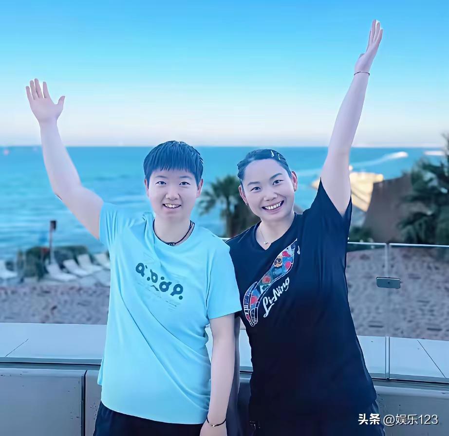 看到这张照片，心情不是一般的爽快！面朝大海，春暖花开，莎莎有佳佳陪伴，怎一个爽字