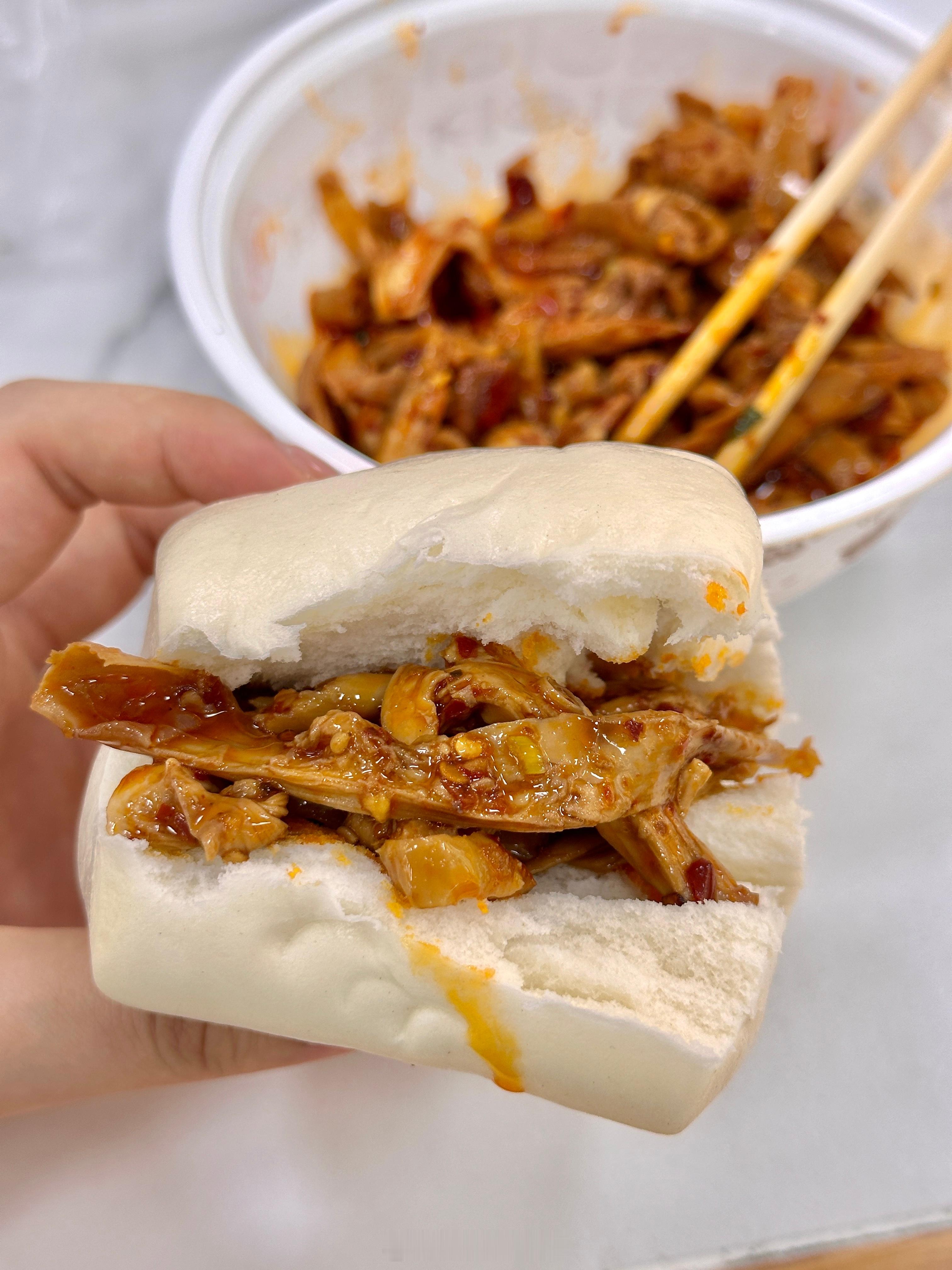 本来以为今天简简单单过了 结果晚上被拉来吃鸿鼎旺（点了四个菜但没有锅包肉和大丰收