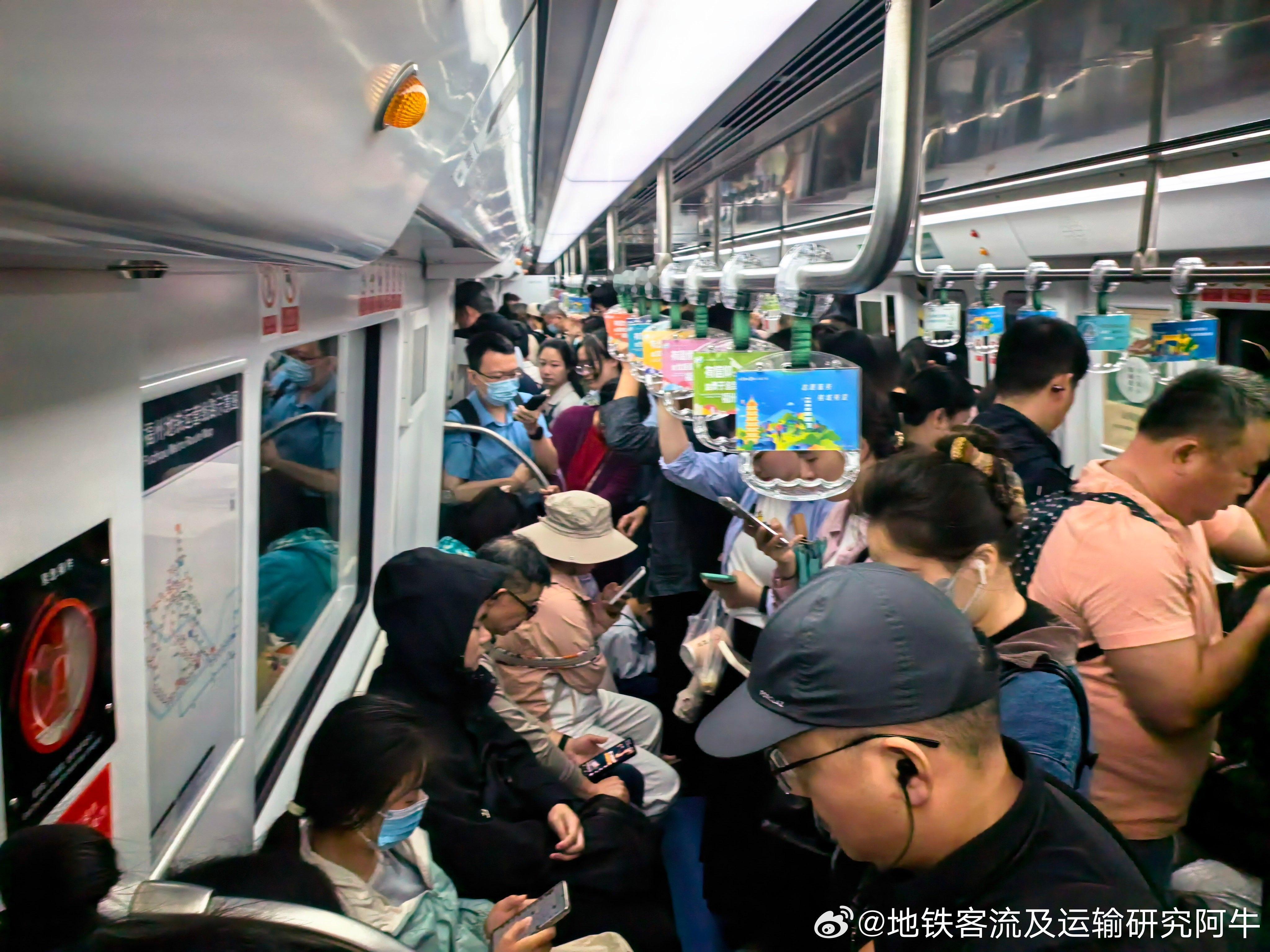 福州地铁投稿，今日（2026-05-13，周三，阴转小雨）福州地铁2号线早高峰。