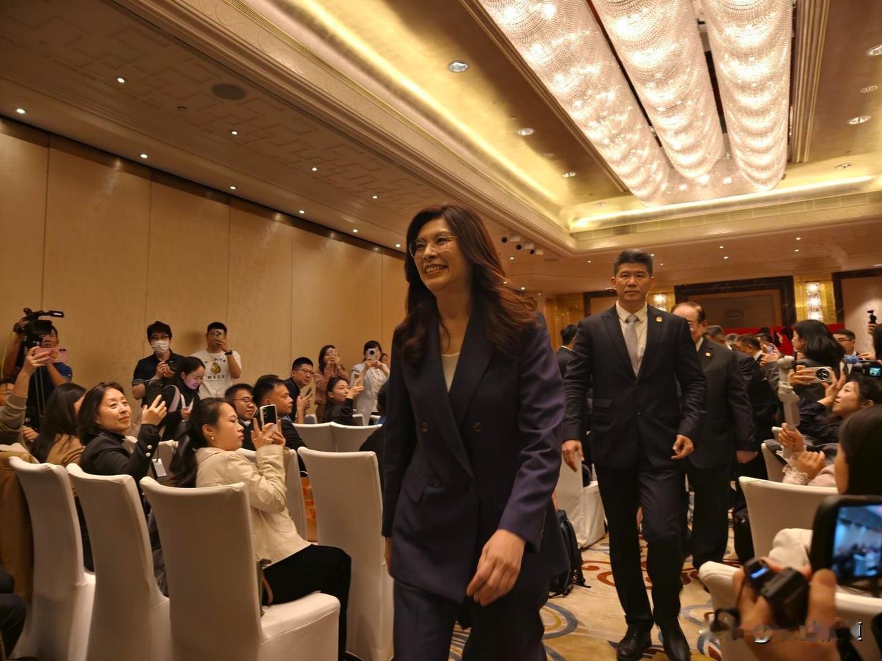 郑丽文支持率快速下滑，问题到底出在哪？
 
岛内最新民调很耐人寻味，国民党主席郑